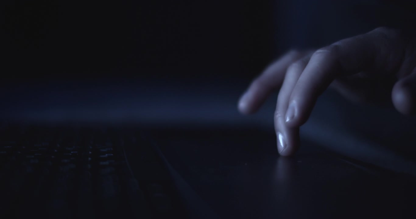 Donna che naviga su internet di notte
