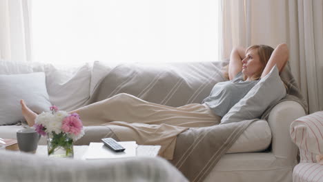 Hermosa-Mujer-Relajándose-En-El-Sofá-En-Casa-Soñando-Despierto-Relajación-Sin-Preocupaciones-Descansando-Cómodo-Contemplando-El-Estilo-De-Vida-Libre-De-Estrés-Disfrutando-Tumbado-En-El-Sofá-4k