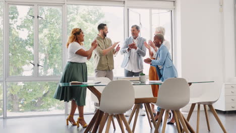 éxito, trabajo en equipo o personas de negocios felices altas