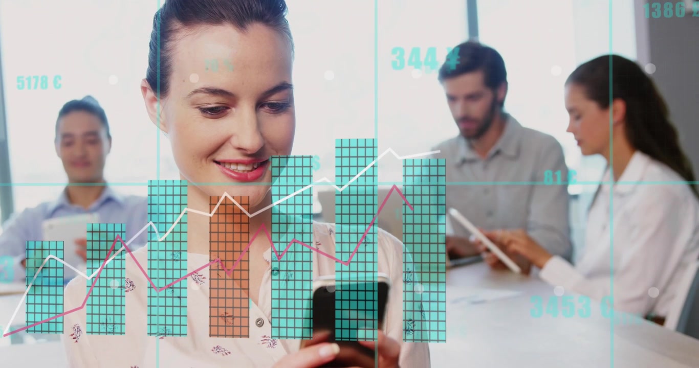 Animación de procesamiento de datos estadísticos sobre una mujer caucásica usando un smartphone en la oficina