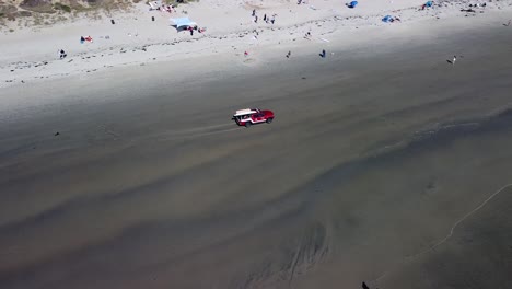 siguiendo un camión salvavidas rojo en pacific beach, vista de drones