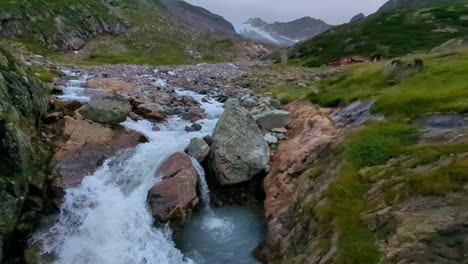 Cámara-Lenta-De-Una-Pequeña-Cascada-En-Un-Remoto-Río-Glaciar-Alpino