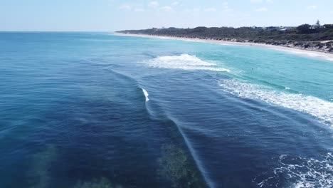 Hermosa-Agua-Azul-En-La-Laguna-Yanchep