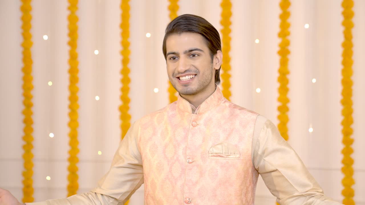Uomo indiano che augura Buon Diwali agli ospiti