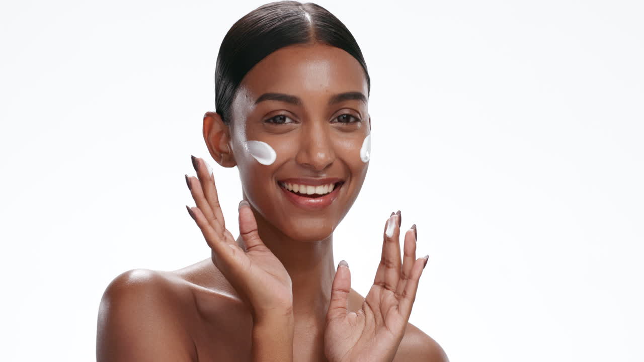 rostro de una mujer india feliz con crema para la belleza