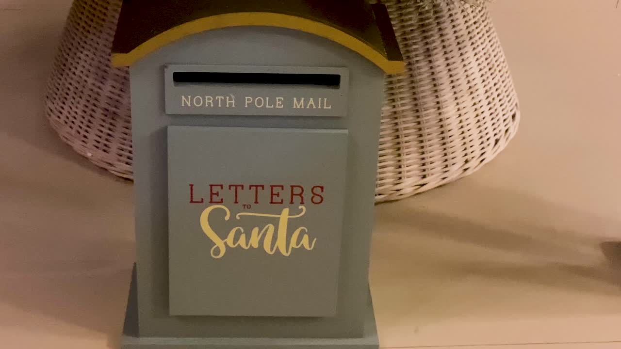 산타클로스에게 배달될 크리스마스 봉투를 기다리는 우체국