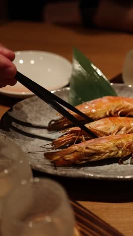 그리고 맛있는 새우 요리를 제공합니다.
