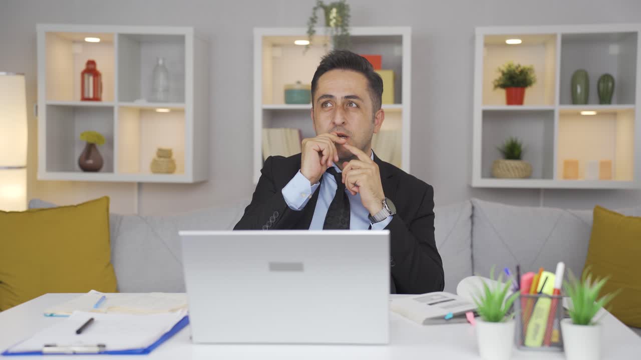 trabajador de oficina en casa, hombre que piensa creativamente.