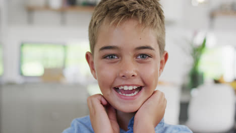 retrato de un niño caucásico feliz mirando a la cámara y sonriendo, en cámara lenta