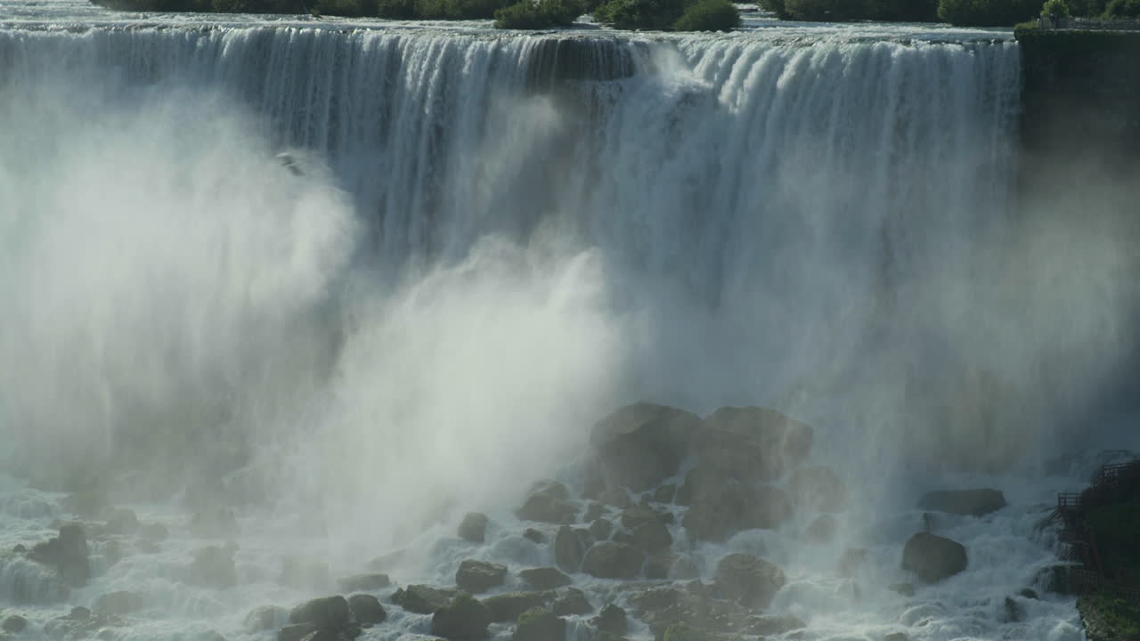 아메리칸 폭포, 아래 바위에서 위로 기울기, 갈매기가 샷을 통해 날아갑니다.