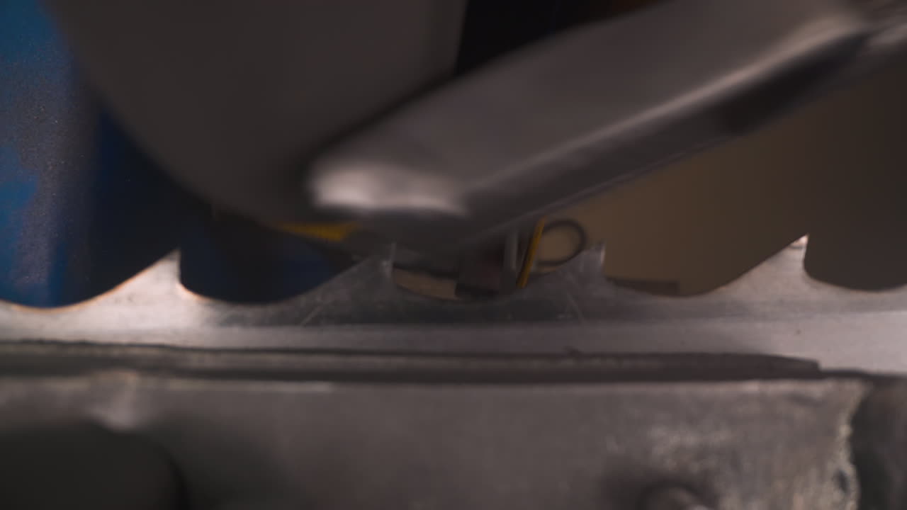 камера удаляется из заточки с помощью ленточной пилы