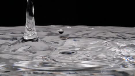 Cámara-Lenta-De-Gotas-De-Agua-Que-Caen-En-Agua-Pura-Y-Fondo-Negro