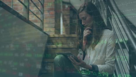 animación de procesamiento de datos del mercado de valores contra una mujer caucásica que usa una tableta en las escaleras de la oficina