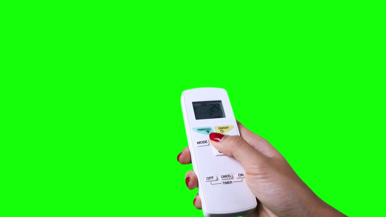 온도를 변경하기 위해 에어컨 컨트롤러를 사용하는 여성 손의 비디오 영상, 녹색 스크린 배경으로 촬영, 4k 해상도로 촬영