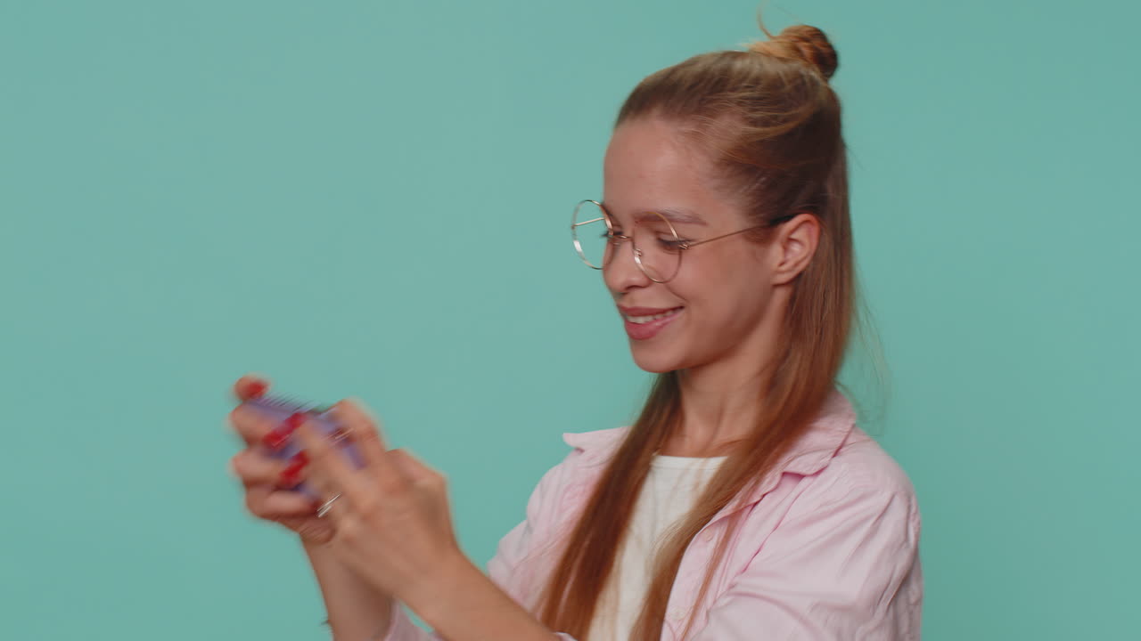 preocupada chica adolescente divertida jugando con entusiasmo a videojuegos de carreras o disparos en su teléfono inteligente