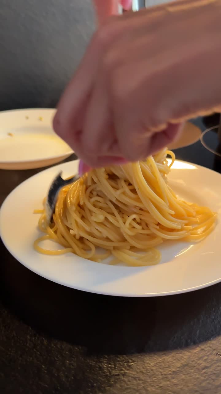 sirviendo espagueti hecho en casa.