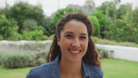 video de mujeres bi-raciales felices sonriendo en el jardín
