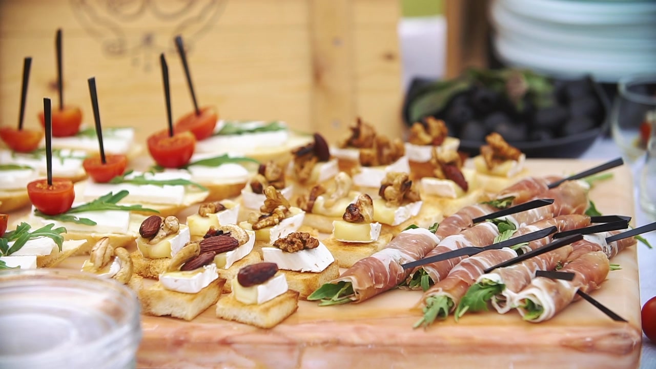 Primo piano di canapè gourmet e antipasti su un tavolo da buffet