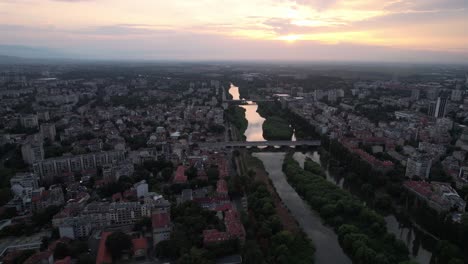 Vista-Aérea-Del-Establecimiento-Del-Casco-Antiguo-De-Plovdiv-Con-Río-Y-Puentes-Al-Atardecer