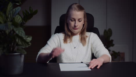 Close-Up-Of-Businesswoman-Thinking-1