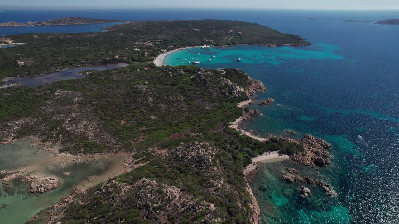 이탈리아 사르데니아의 파노라마 풍경과 화산 기원의 특별한 바위 지형과 칠록색과 에메랄드색 지중해에 접근하는 항공 드론 비디오