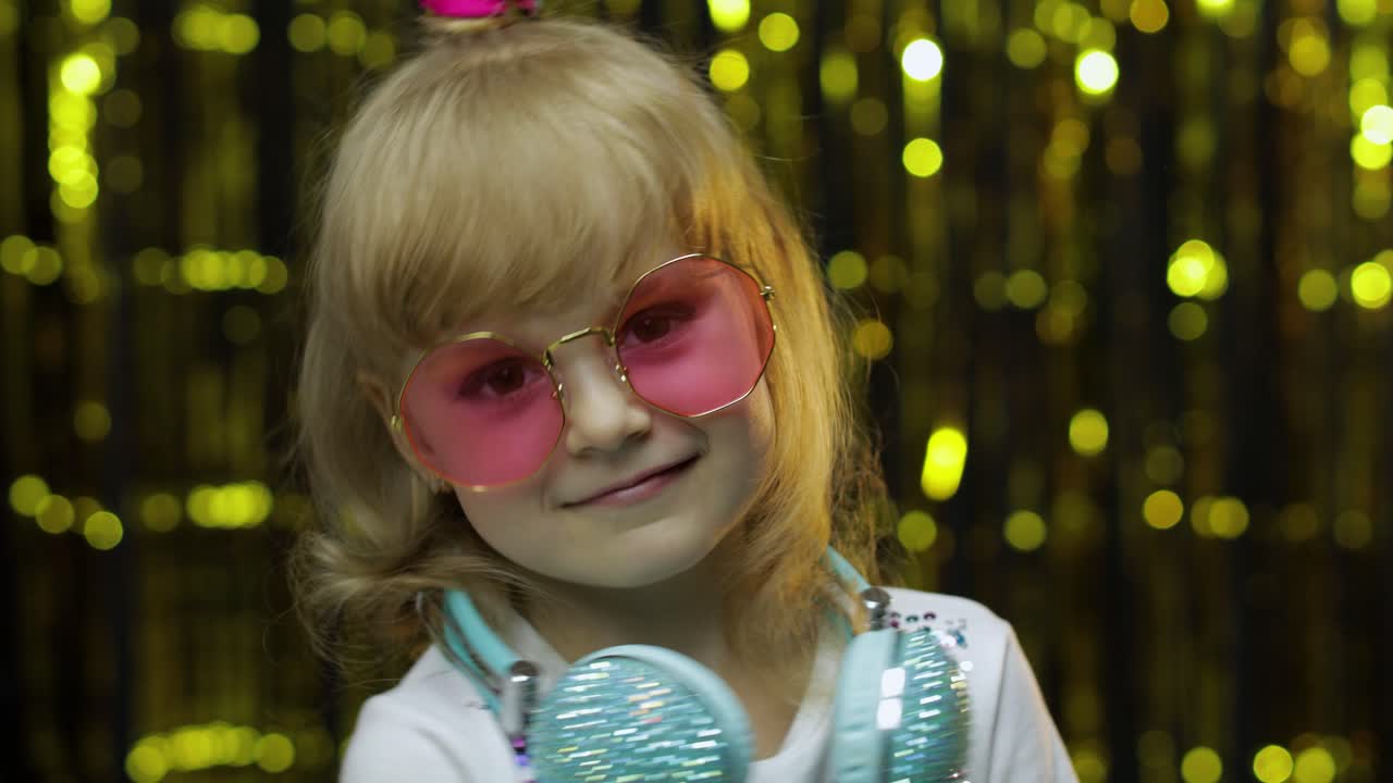 niño baila, escucha música en los auriculares. niña pequeña bailando, teniendo hun, relajándose, disfrutando