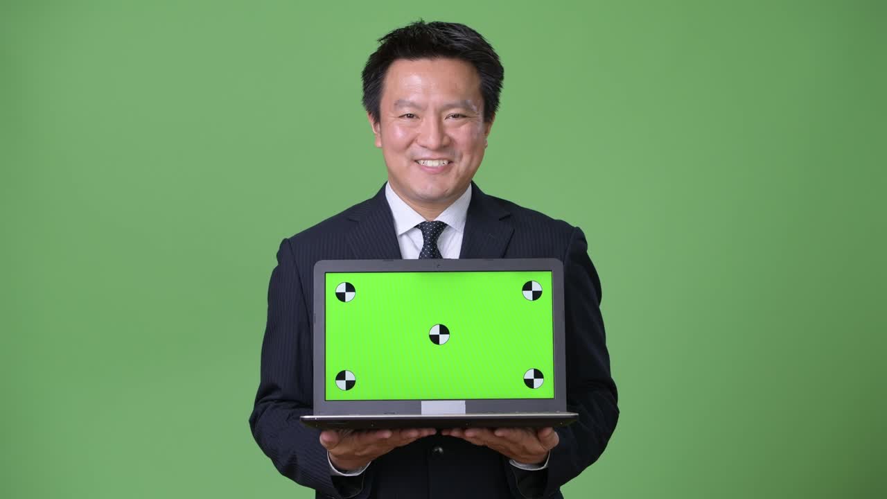 녹색 배경에 성숙한 일본 사업가