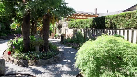 entrada al jardín botánico revela jardinero trabajando en camino
