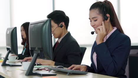 Gente-De-Negocios-Con-Auriculares-Trabajando-En-La-Oficina