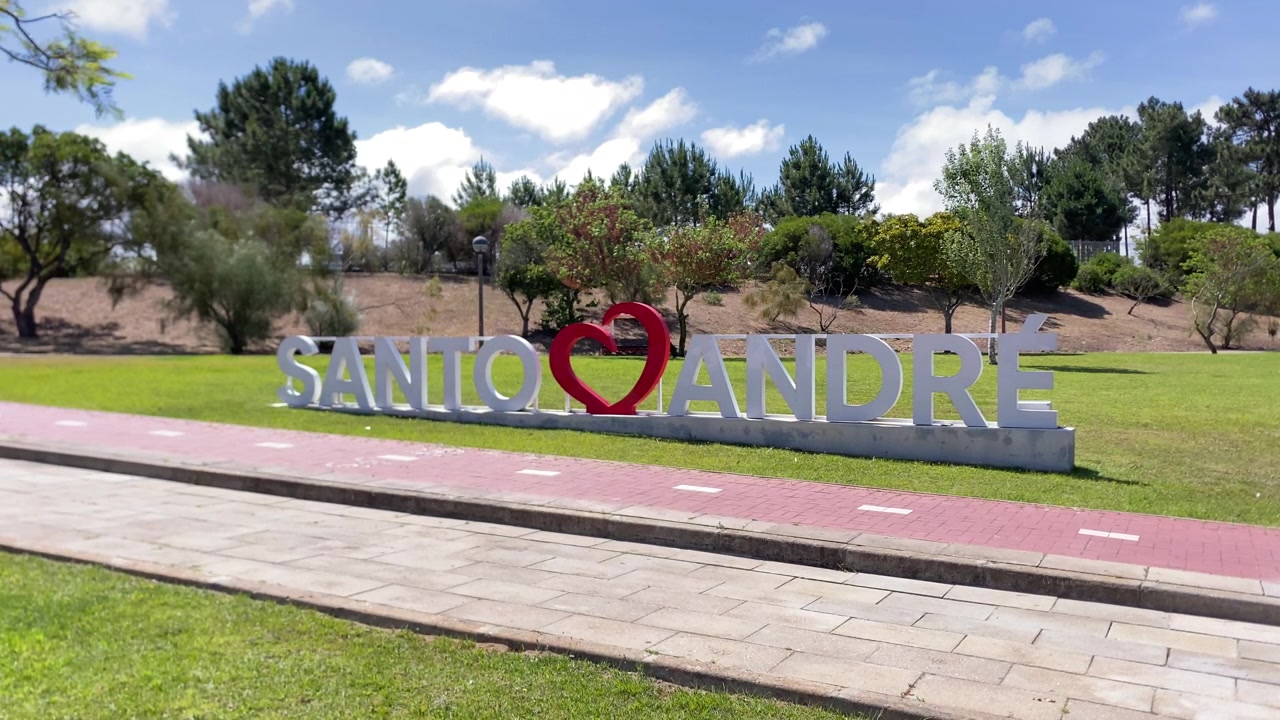 Placa de boas-vindas de Santo André em um parque, mostrando um coração vermelho, simbolizando o amor pela cidade portuguesa no Alentejo