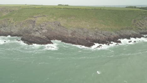 Meereswellen-Krachen-Auf-Felsige-Klippen-In-Ballycotton,-County-Cork,-Irland-–-Rückzug-Aus-Der-Luft