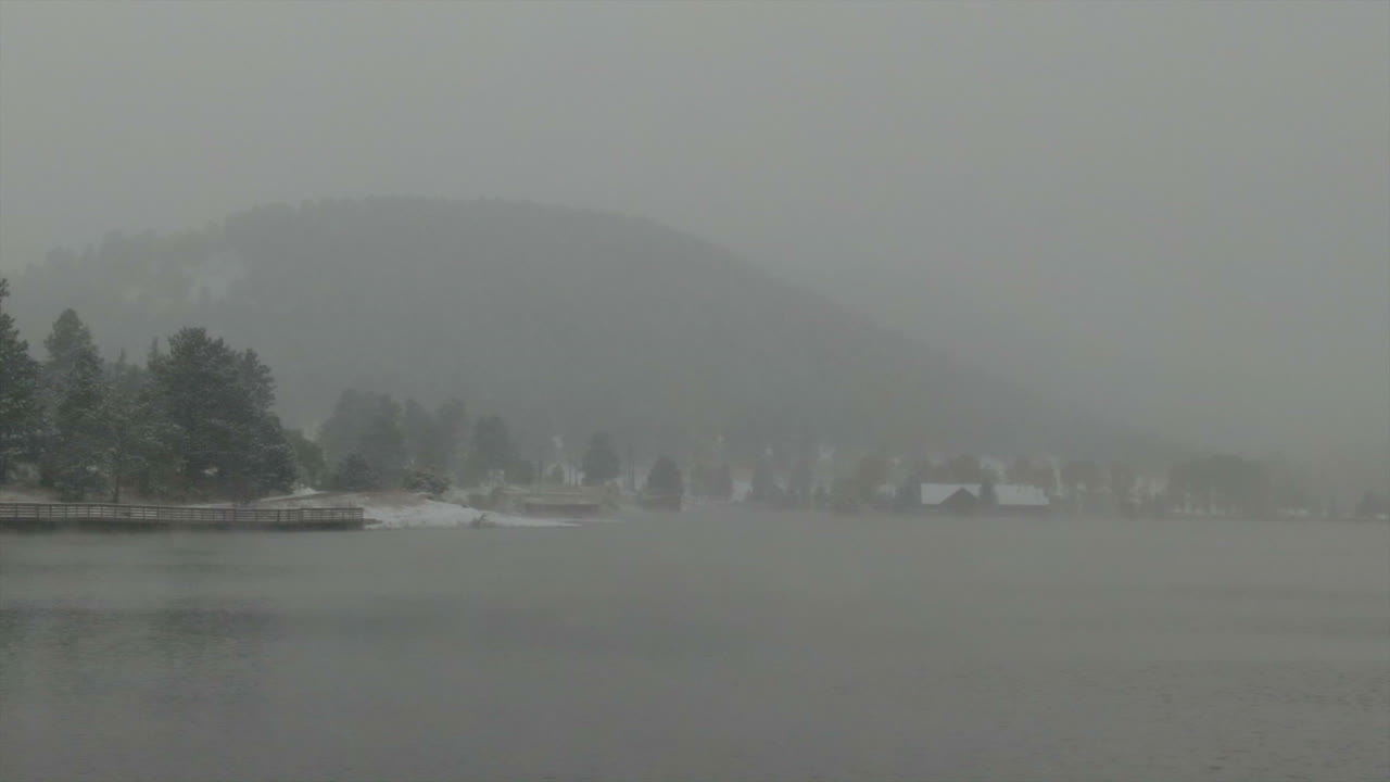 다운타운 에버그린 레이크 하우스 (evergreen lake house) - 안개가 가득한 콜로라도 역사적인 다운타운, 공중 드론, 눈보라, 가을, 겨울, 첫 눈, 다채로운 아스펜 나무, 바위 산, 전선, 덴버, 뒤로, 천천히.