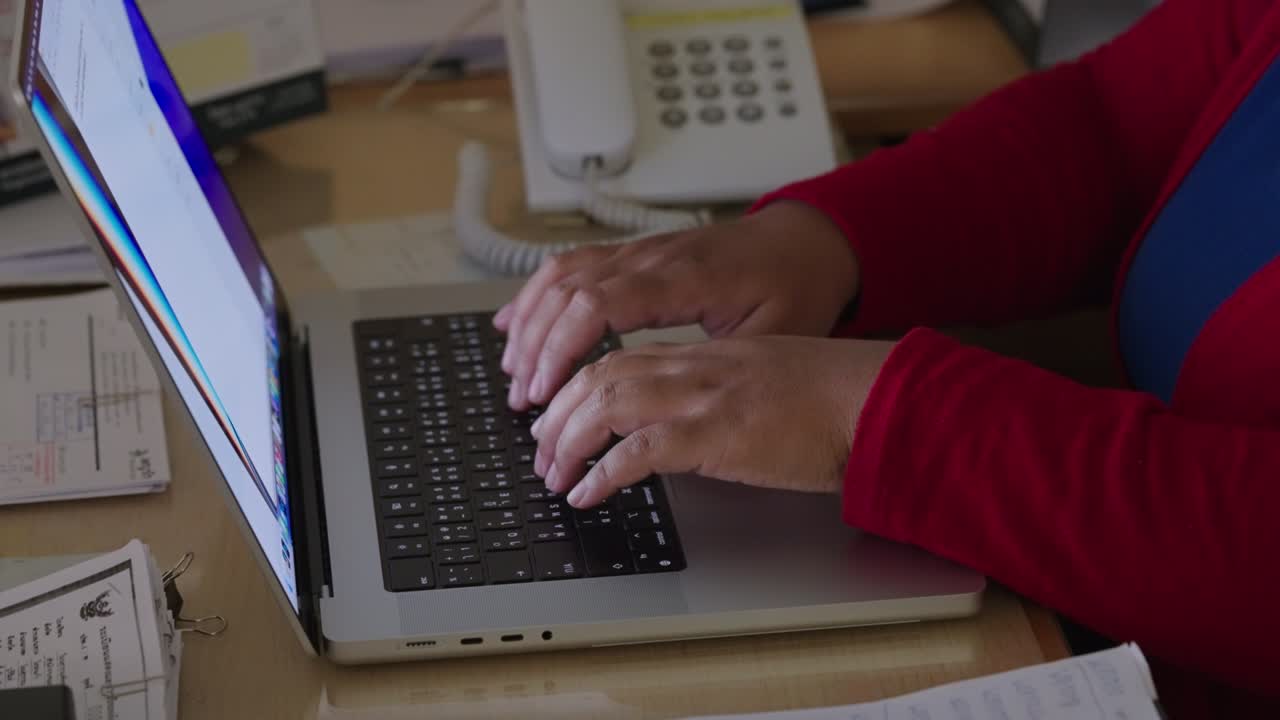 cerrar las manos de una mujer de negocios escribiendo investigación en la palabra clave de la computadora portátil e hizo un informe de negocios en el escritorio de la oficina por la noche.