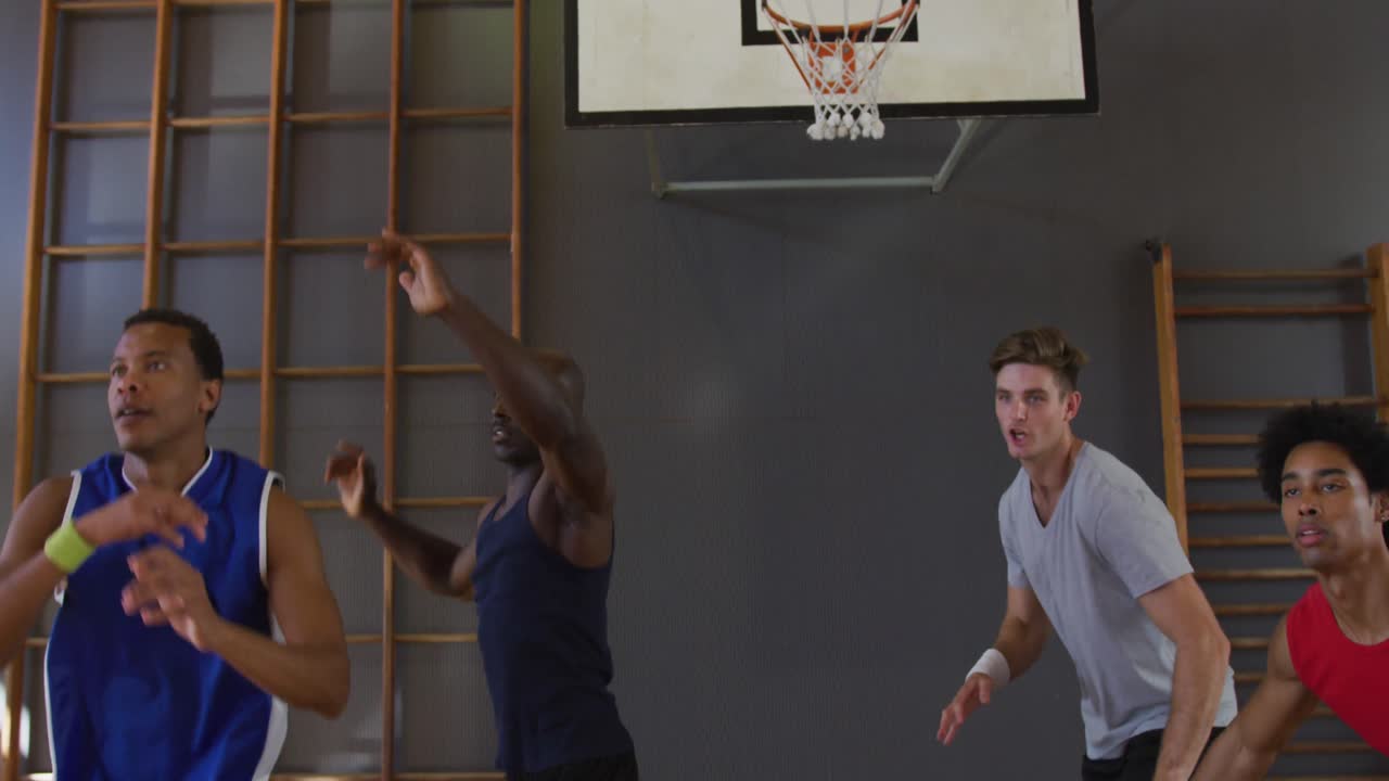 equipo de baloncesto masculino diverso y entrenador práctica de dribble de pelota