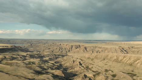 aterrizaje de saskatchewan, canadá, con río y vasto paisaje, dron aéreo