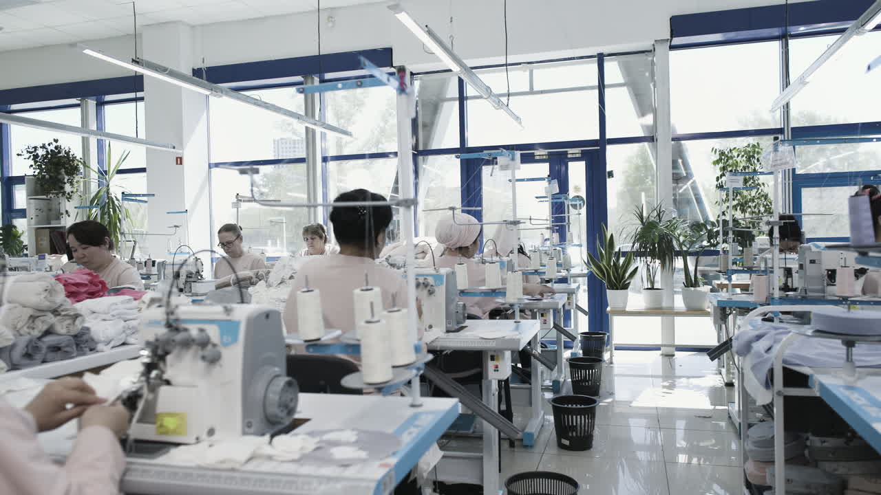 옷을 바느질하는 공장 노동자