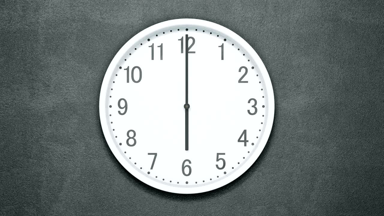 el lapso de tiempo del reloj moderno en la pared oscura.