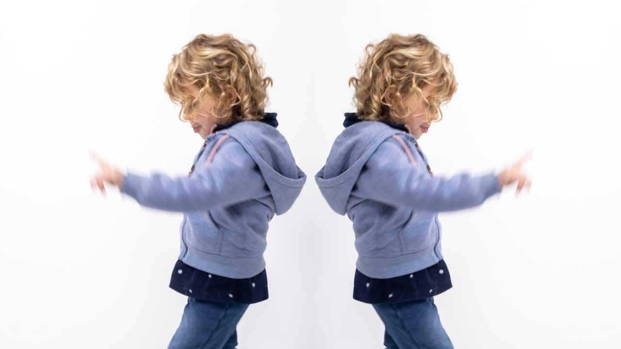 작은 소녀가 춤을 춘다