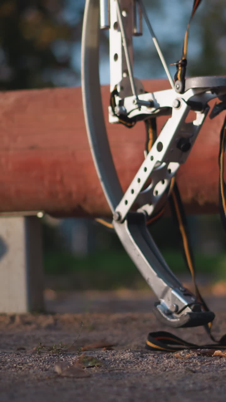 atleta enfocado ajusta el equipo de tiro con arco en un entorno al aire libre soleado, mostrando precisión y habilidad mientras se prepara para la práctica o la competencia