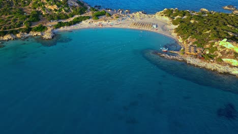 Toma-épica-De-Un-Dron-Que-Revela-La-Hermosa-Playa-Y-El-Paisaje-De-Punta-Molentis,-Villasimius,-Sur-De-Cerdeña,-Italia