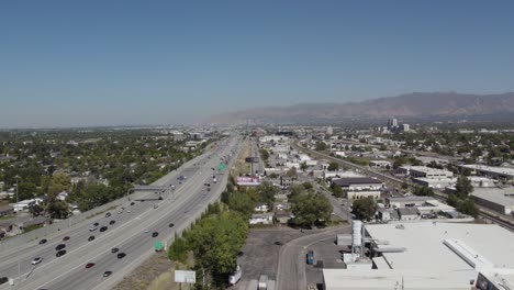 Verkehr-Auf-Der-Autobahn-Interstate-15-Im-Salt-Lake-County-An-Einem-Sonnigen-Tag,-Luftaufnahme