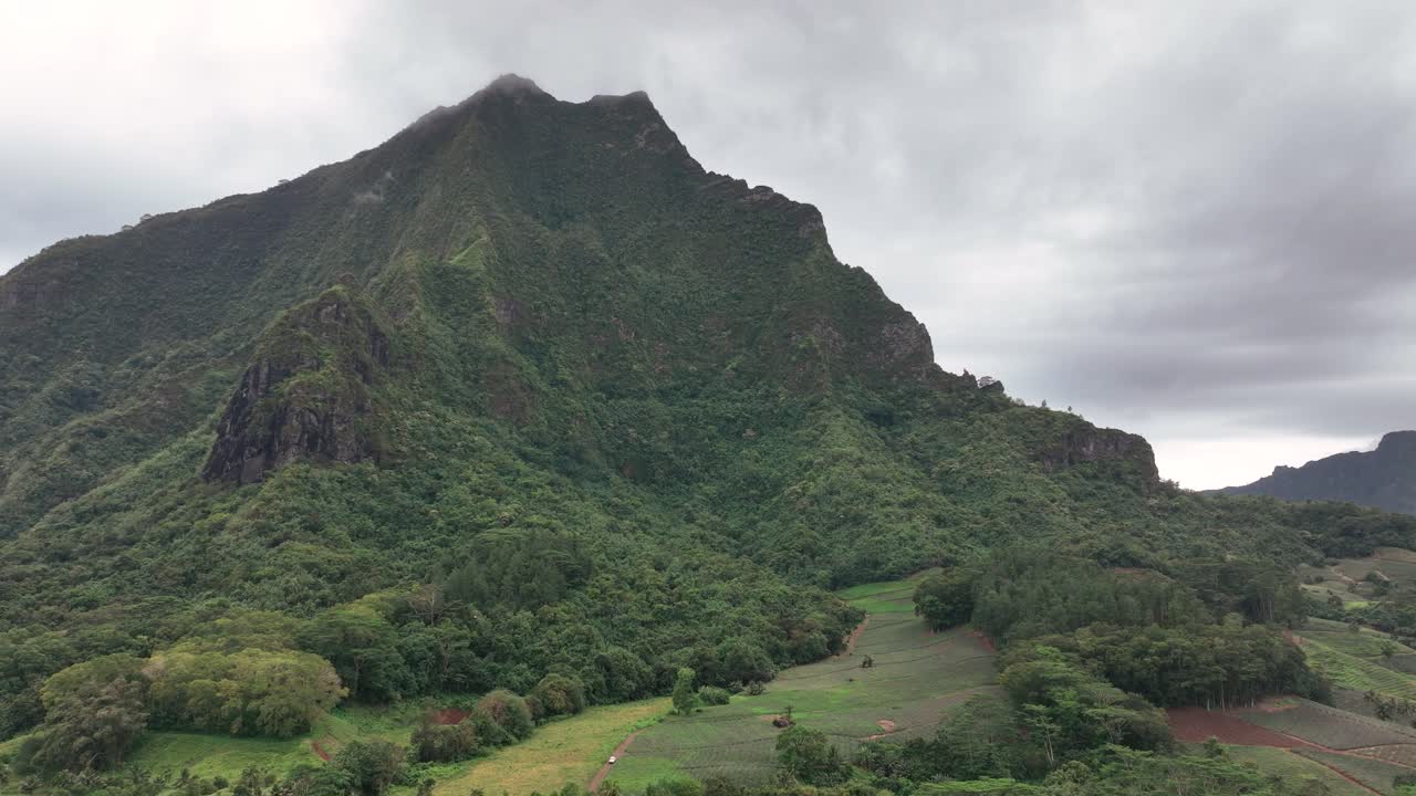 cumbre verde del monte rotui en un cielo nublado en la isla de moorea, polinesia francesa