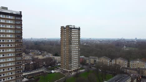 Toma-Aérea-De-Apartamentos-De-Gran-Altura-En-El-Distrito-De-Whitechapel-Del-Este-De-Londres