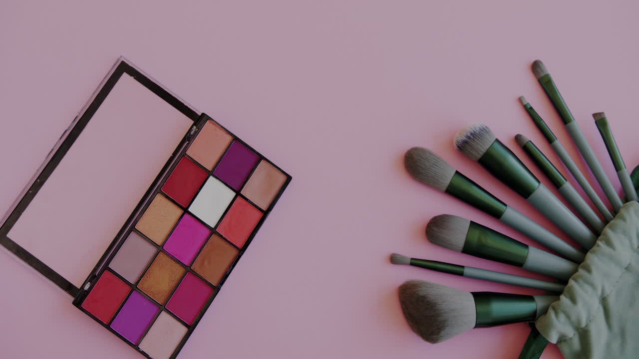 paleta y pinceles de maquillaje