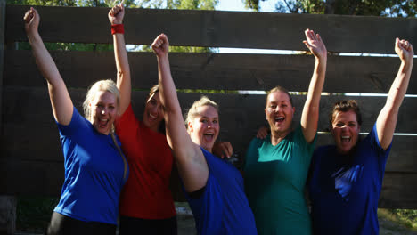 Retrato-De-Mujeres-Felices-Animando-Durante-La-Carrera-De-Obstáculos