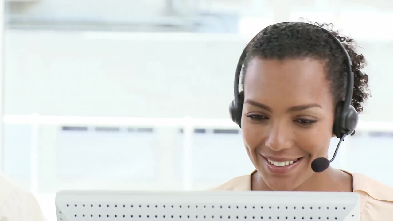 Ung kundeservicemedarbeider på jobb