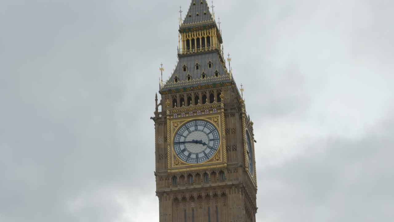 vista de bajo ángulo del reloj big ben en el distrito de westminster de inglaterra en un día nublado