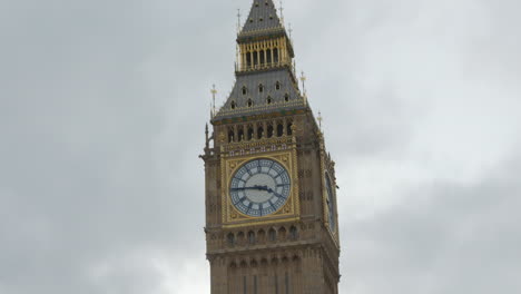 Niedrige-Winkelansicht-Der-Big-Ben-Uhr-Im-Englischen-Westminster-Viertel-An-Bewölkten-Tagen