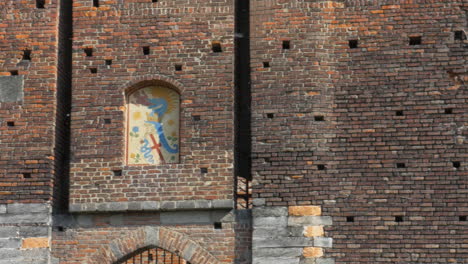 밀라노의 카스텔로 포르제스코 (castello sforzesco) 의 성  ⁇ 을 보여주는 촬영 장면