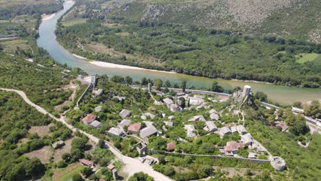 vista aérea de la aldea de počitelj junto al río, bosnia y herzegovina